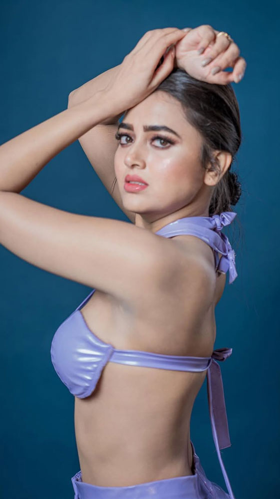 Tejasswi Prakash Showing How Bold Fits Are Done