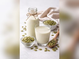 Pumpkin Seed Milk Recipe And Benefits: 50 रुपये में घर पर बनाएं हेल्दी 'पम्पकिन सीड मिल्क', PCOS और हार्मोन हेल्थ के लिए भी माना जाता है फायदेमंद