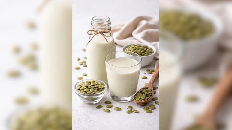 Pumpkin Seed Milk Recipe And Benefits: 50 रुपये में घर पर बनाएं हेल्दी 'पम्पकिन सीड मिल्क', PCOS और हार्मोन हेल्थ के लिए भी माना जाता है फायदेमंद