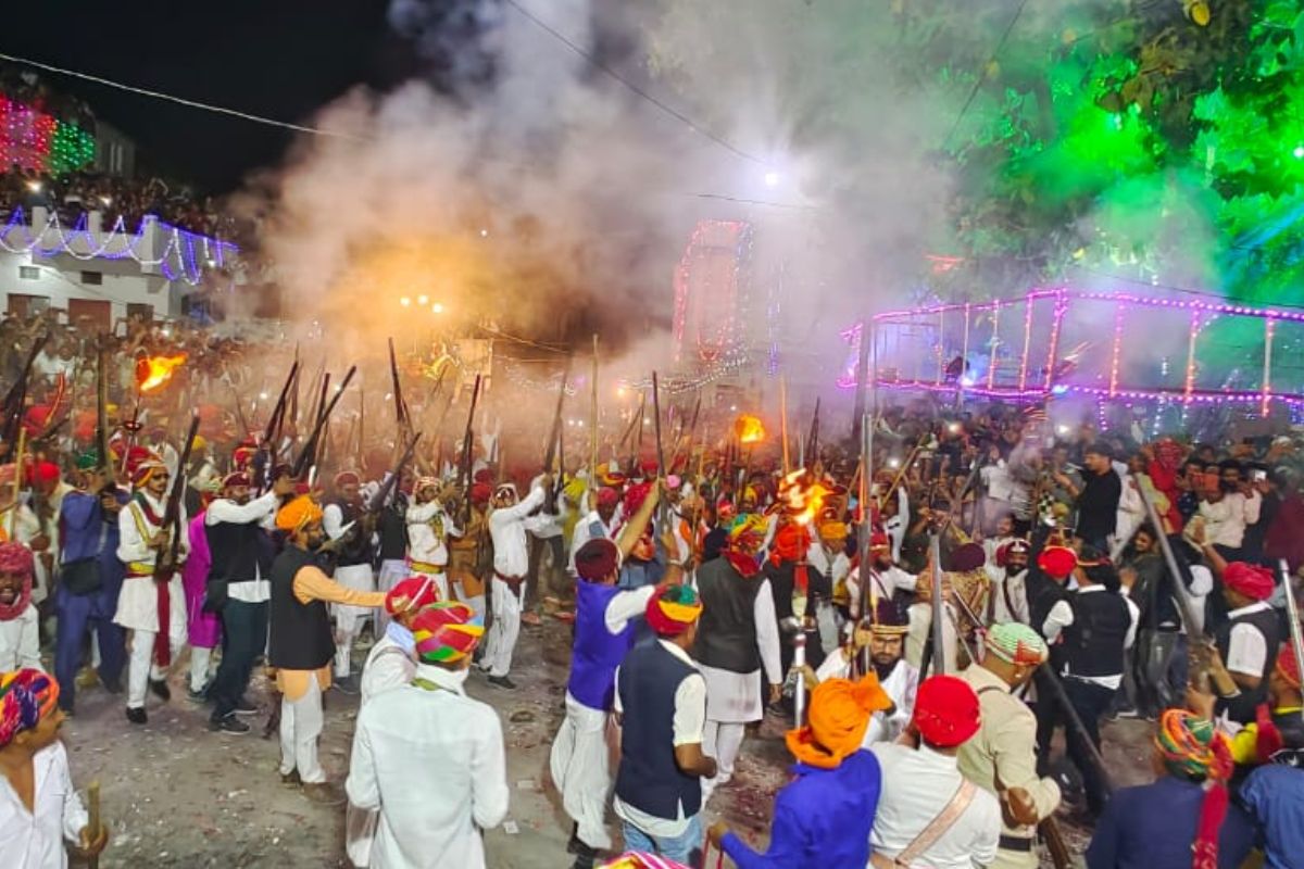 राजस्थान में होली पर इस जगह रातभर होता है तोप और बंदूकों से युद्ध, निभाते हैं 500 साल पुरानी परंपरा