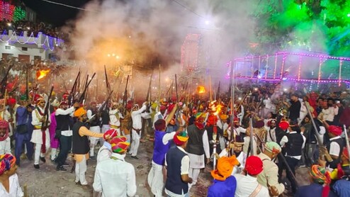 Holi 2026: राजस्थान में होली पर इस जगह रातभर होता है तोप और बंदूकों से युद्ध, निभाते हैं 500 साल पुरानी परंपरा