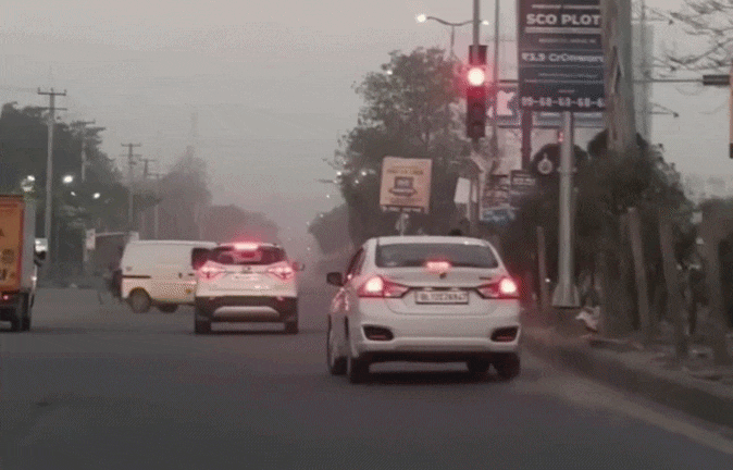 गुरुग्राम में ट्रैफिक सिग्नल पर कार चालक अचानक करने लगा खतरनाक ड्रिफ्टिंग, LIVE ट्रैफिक में मचा हड़कंप