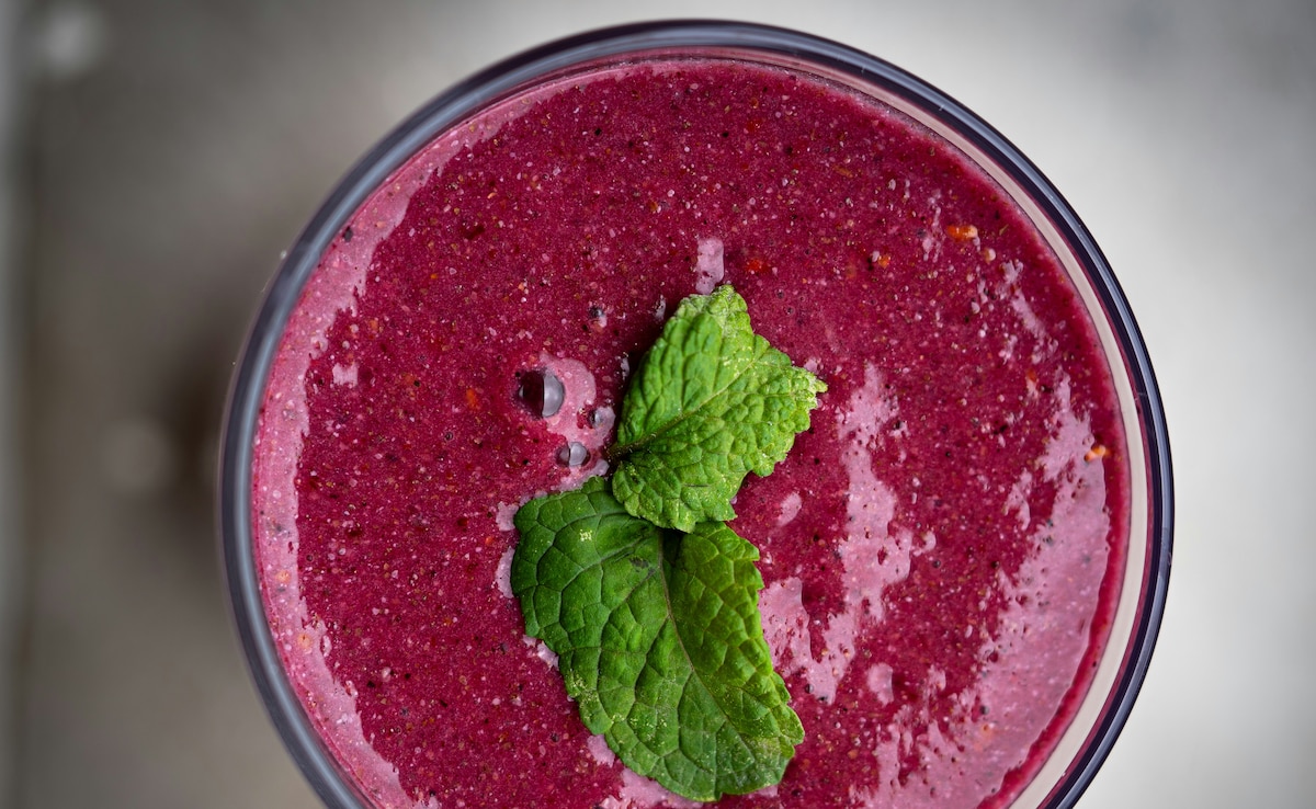 Beetroot Berry Smoothie Recipe: गर्मी में स्किन को नेचुरल ग्लो देने के लिए ट्राई करें बीटरूट-बेरी स्मूदी, जानिए बनाने की आसान रेसिपी