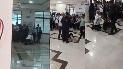 पुणे में बेटी को छेड़ना मनचले को पड़ा भारी, पिता ने कॉलेज के बाहर सरेआम कर दी 'धुलाई', वीडियो वायरल