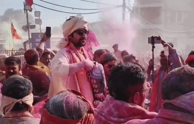VIDEO: बागेश्वर बाबा ने जमकर खेली होली, भक्तों पर बरसाए फूल और गुलाल, गाना भी गाया&nbsp;