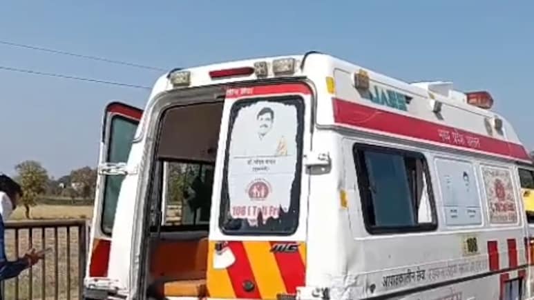 अस्पताल जा रही एंबुलेंस खराब होकर बीच सड़क पर खड़ी रही, गर्मी में 3 घंटे तक तड़पता रहा किडनी मरीज