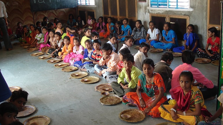 Iran-US-Israel Conflict Triggers LPG Shortage, Hits Mumbai Midday Meals; BMC Schools Forced To Serve Bananas