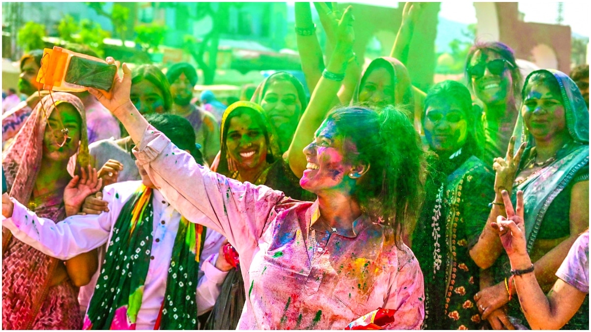 साल 2025 में 5 हजार विदेशी पर्यटक होली मनाने के लिए पुष्कर आए थे.