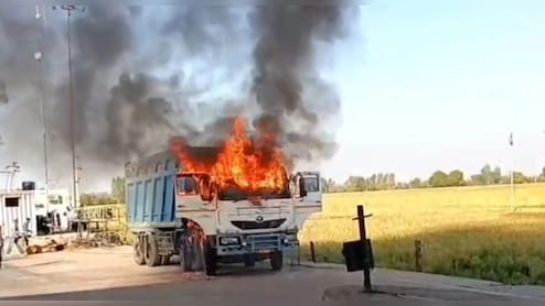 बूंदी में मेगा हाईवे पर दो वाहनों में आग, ड्राइवर ने कूदकर बचाई जान&nbsp;