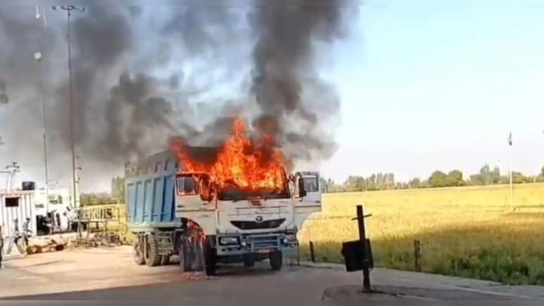 बूंदी में मेगा हाईवे पर दो वाहनों में आग, ड्राइवर ने कूदकर बचाई जान&nbsp;