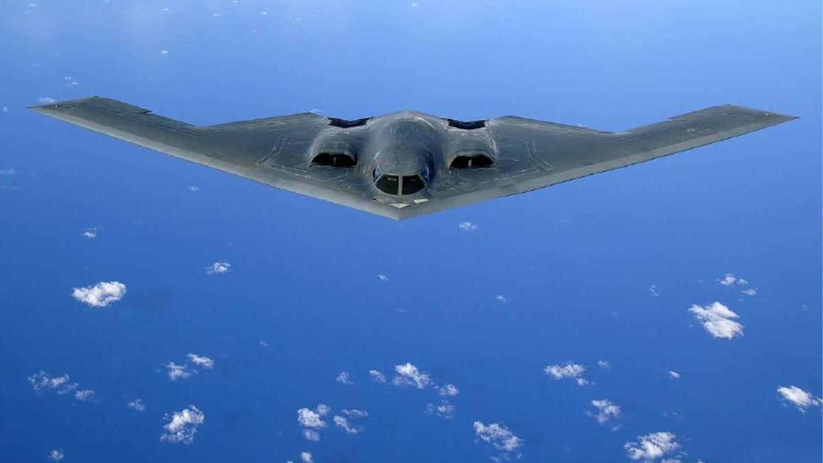 अमेरिका ने B-2 स्टील्थ बॉम्बर से ईरान पर गिराए 2000 किलो के दर्जनों बम