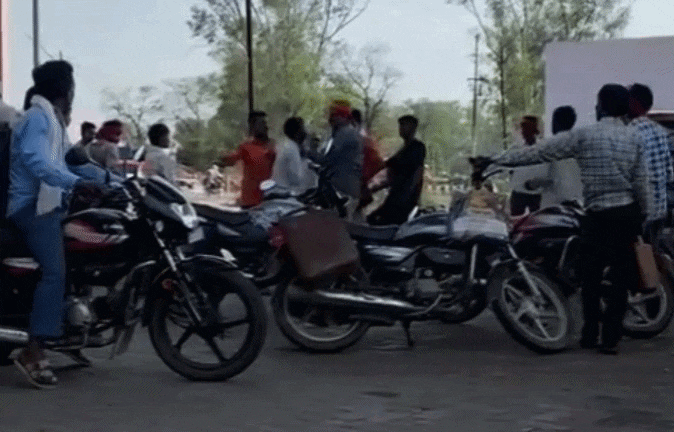 VIDEO: डीजल के लिए मारपीट! पेट्रोल पंप पर जमकर चले लात‑घूंसे, वीडियो वायरल