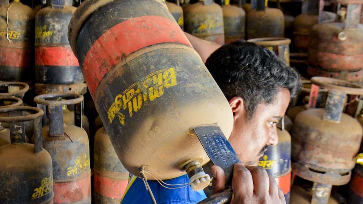 कमर्शियल गैस सिलेंडर पर सरकार का बड़ा फैसला, सप्लाई में 20% कोटा मिलेगा, होटल-रेस्तरां को मिलेगी राहत कमर्शियल गैस सिलेंडर पर सरकार का बड़ा फैसला, सप्लाई में 20% कोटा मिलेगा, होटल-रेस्तरां को मिलेगी राहत