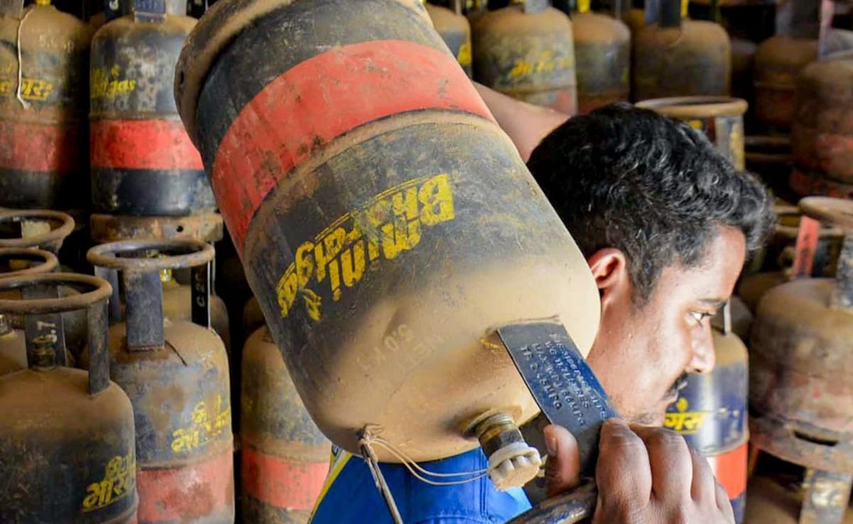 कमर्शियल गैस सिलेंडर पर सरकार का बड़ा फैसला, सप्लाई में 20% कोटा मिलेगा, होटल-रेस्तरां को मिलेगी राहत