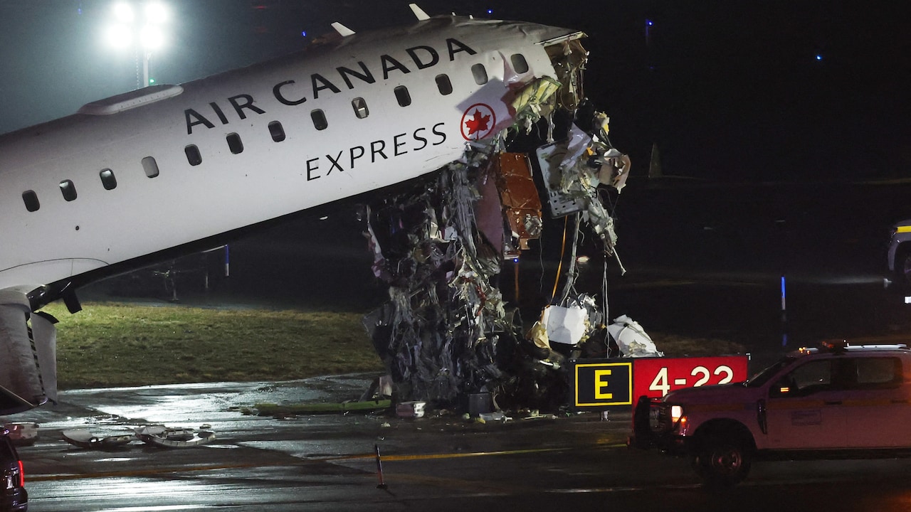 2 LaGuardia Air Traffic Controllers Left Work Early Before Crash: Report
