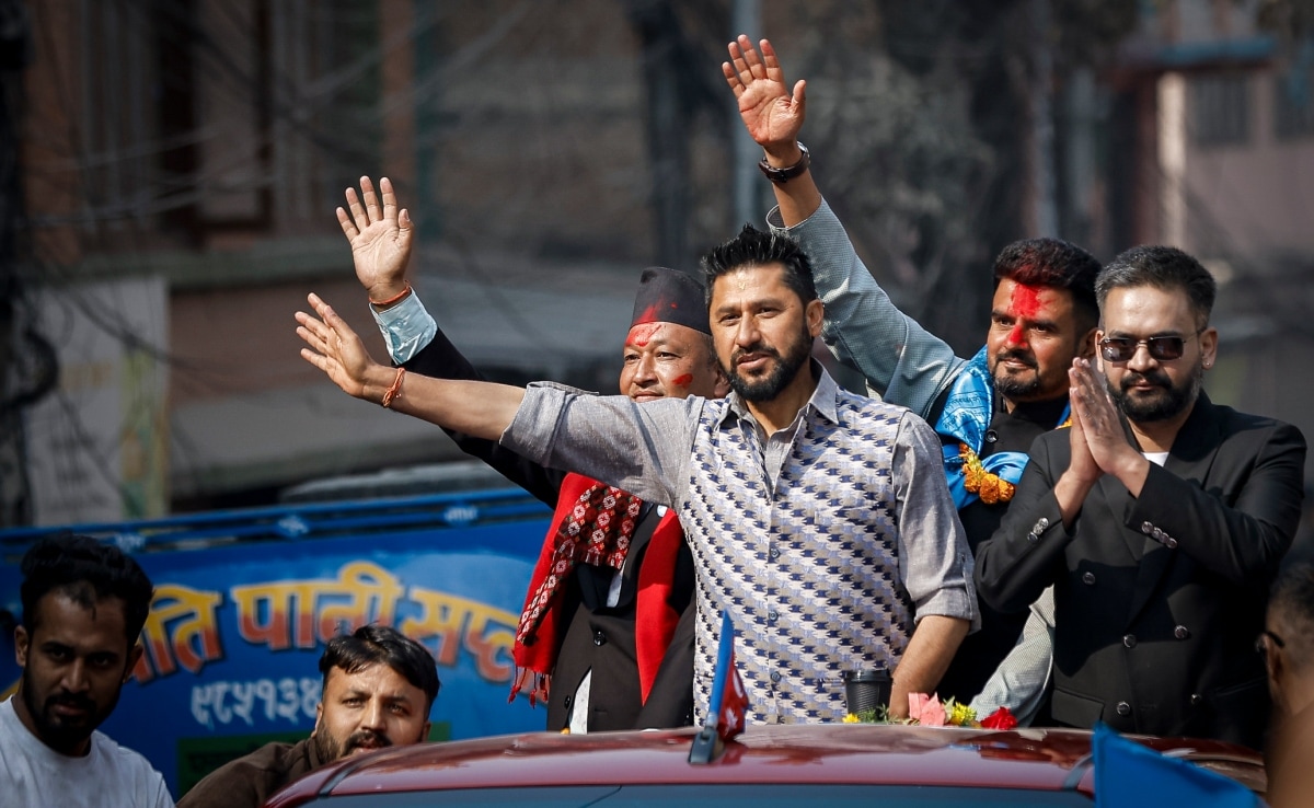 राष्ट्रीय स्वतंत्रता पार्टी के प्रधानमंत्री पद के उम्मीदवार बालेंद्र शाह और पार्टी के प्रमुख रवि लामिछाने भक्तपुर में चुनाव प्रचार करते हुए.