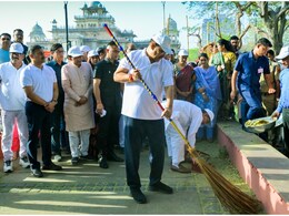 जयपुर की सड़कों पर झाड़ू लेकर उतरे CM भजनलाल, LPG किल्लत की खबरों पर राठौड़ ने दिया बड़ा बयान