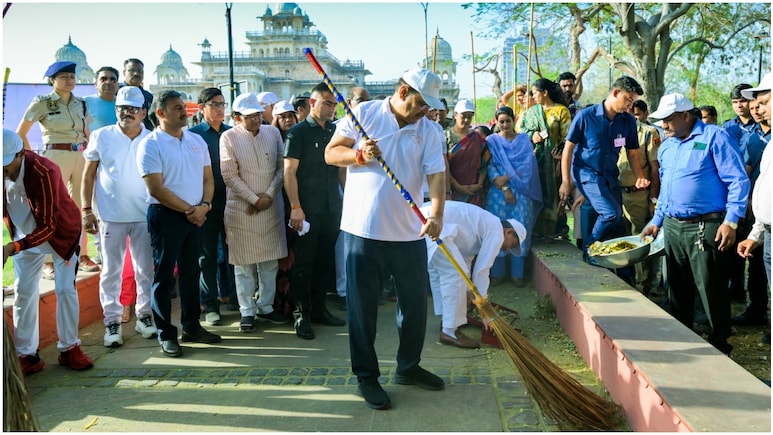 जयपुर की सड़कों पर झाड़ू लेकर उतरे CM भजनलाल, LPG किल्लत की खबरों पर राठौड़ ने दिया बड़ा बयान