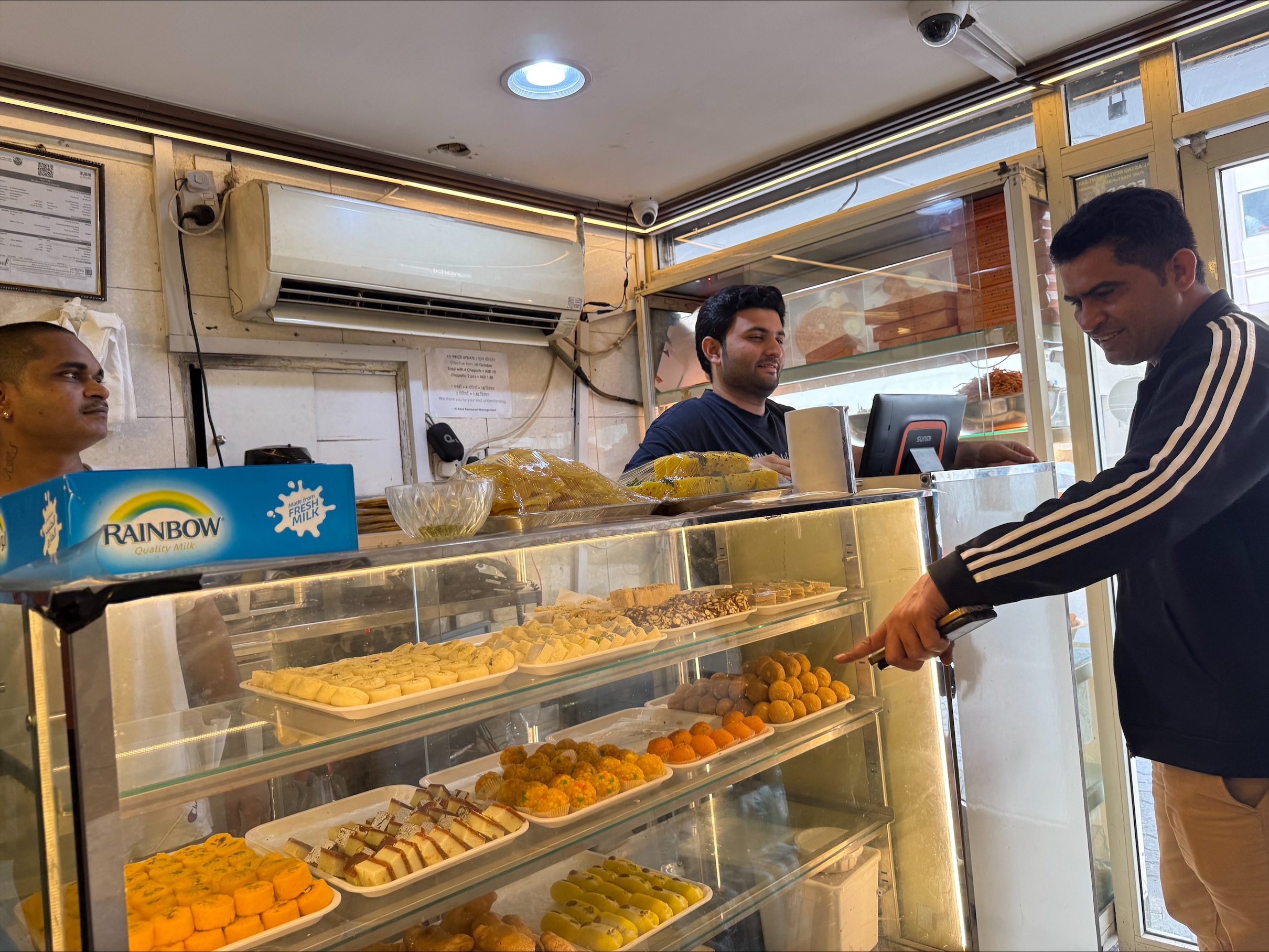 ये दुबई में मिठाई की दुकान है