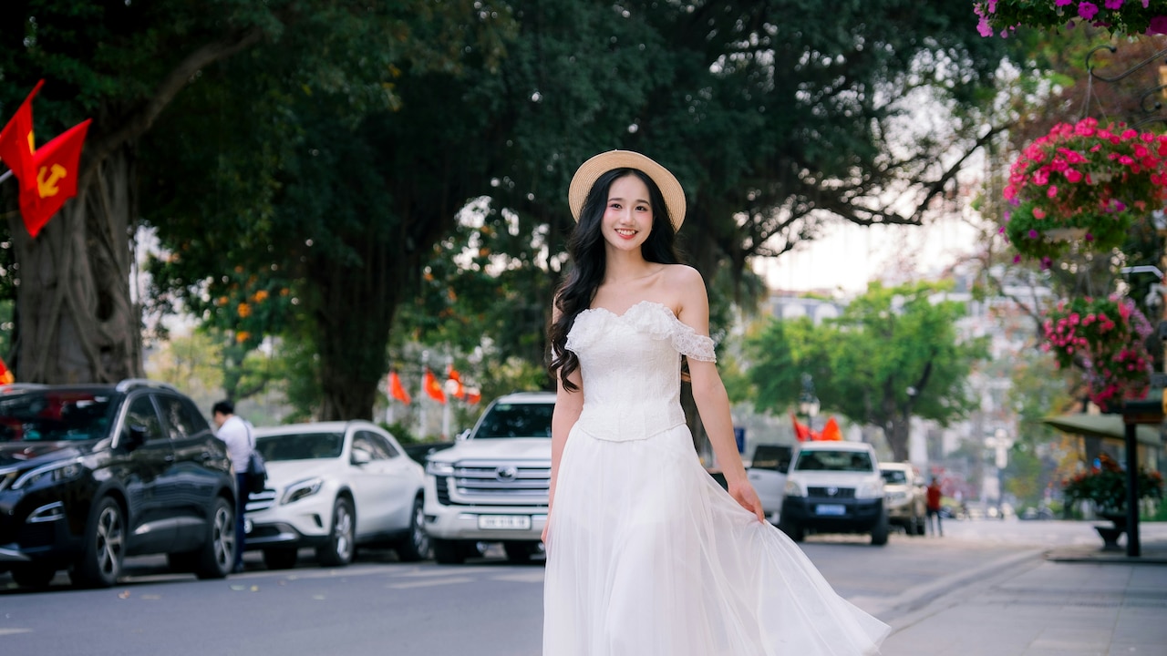 How To Wear Flowy Dresses Confidently: 10 Tips To Avoid Windy Moments