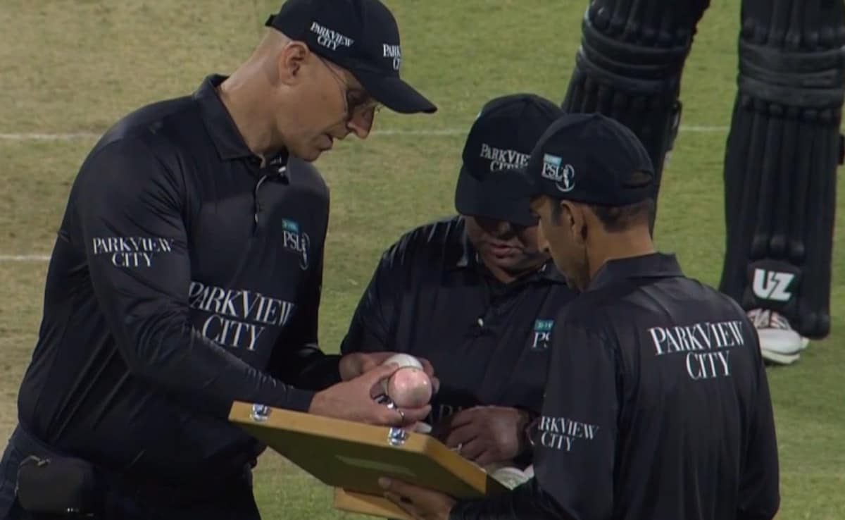 Pakistan Super League 1st Match Turns Into Pink Ball Contest, Jersey Quality Questioned. Watch