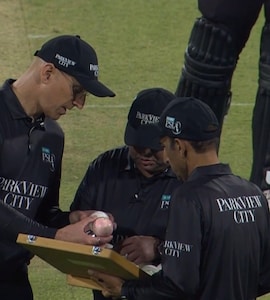 Pakistan Super League 1st Match Turns Into Pink Ball Contest, Jersey Quality Questioned. Watch