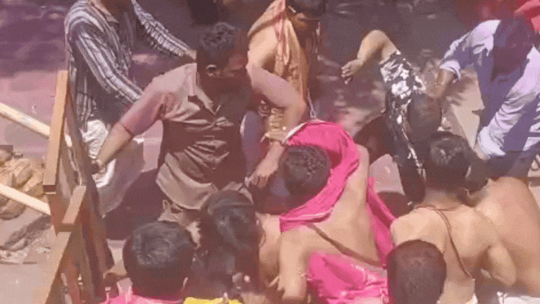 महाराष्ट्र में पुजारियों ने श्रद्धालुओं को लात-घूसों से पीटा, नारियल से सिर पर मारा; VIDEO आया सामने