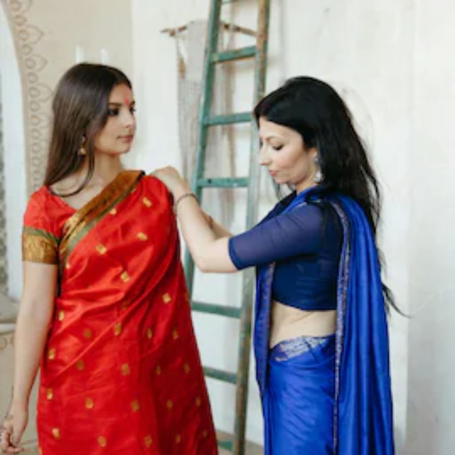 5 Kanjivaram Silk Sarees With Rich Temple Border Under ₹4,600
