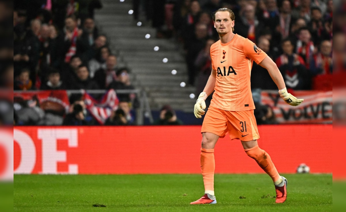Tottenham Hotspur Sub Goalkeeper Antonin Kinsky After Two Huge Errors In 17 Minutes