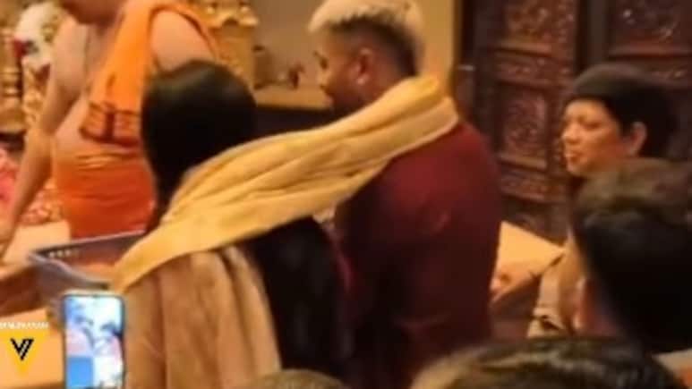 India vs England: सेमिफाइनल से पहले गर्लफ्रेंड के साथ सिद्धीविनायक पहुंचे हार्दिक पंड्या, लिया बप्पा का आशीर्वाद