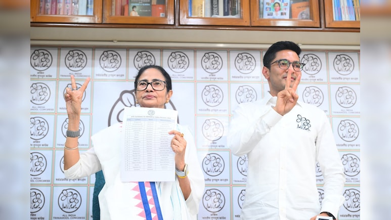 बैज और विक्ट्री साइन... उम्मीदवारों के ऐलान से ठीक पहले ममता का ये अंदाज, आत्मविश्वास या विपक्ष के लिए चुनौती?