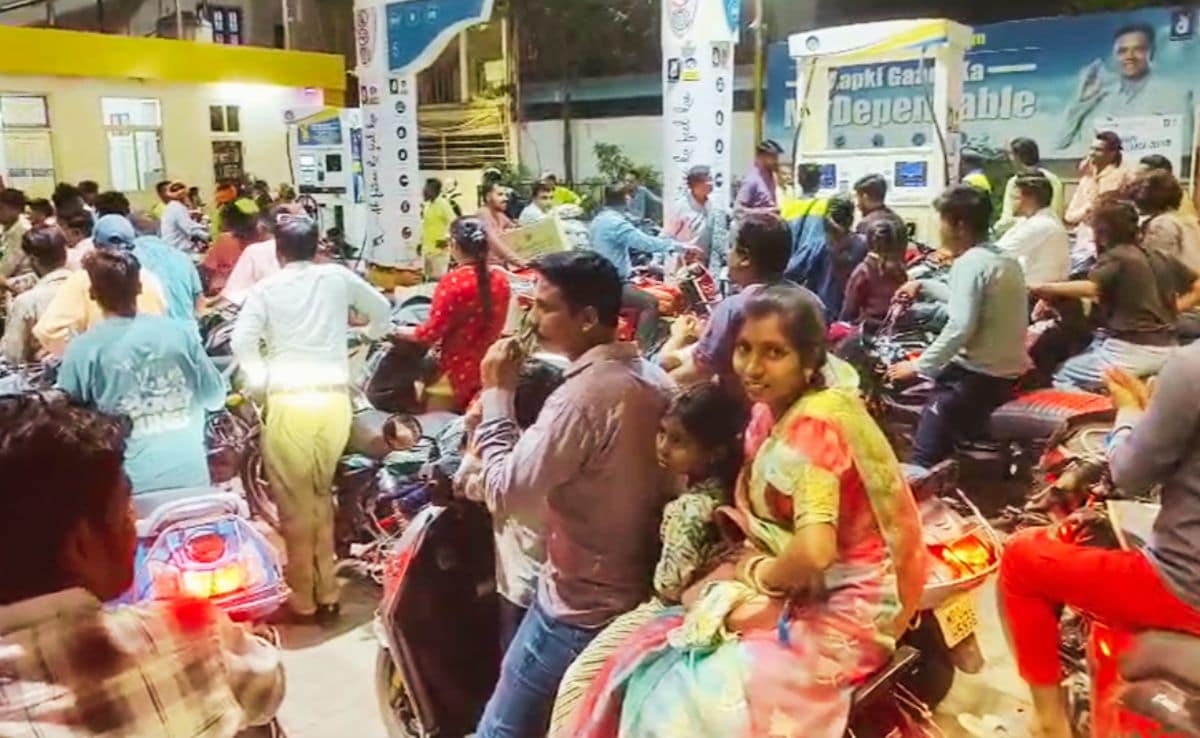 पेट्रोल टंकी पर लगी बाइक चालकों की लंबी लाइन