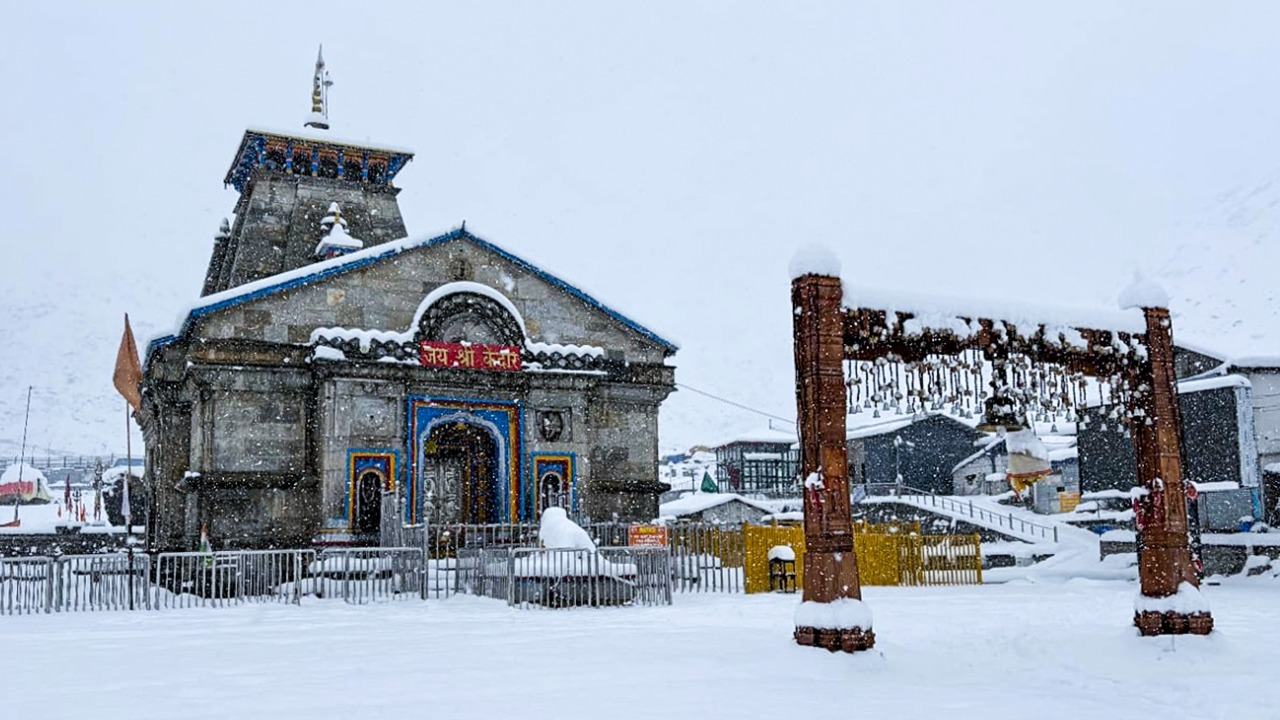 बर्फ की सफेद चादर में लिपटे चार धाम, मौसम के यू-टर्न से उत्तराखंड में फिर से निकले स्वेटर