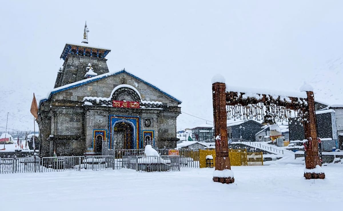 बर्फ की सफेद चादर में लिपटे चार धाम, मौसम के यू-टर्न से उत्तराखंड में फिर से निकले स्वेटर