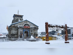 बर्फ की सफेद चादर में लिपटे चार धाम, मौसम के यू-टर्न से उत्तराखंड में फिर से निकले स्वेटर