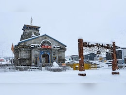 बर्फ की सफेद चादर में लिपटे चार धाम, मौसम के यू-टर्न से उत्तराखंड में फिर से निकले स्वेटर