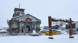 बर्फ की सफेद चादर में लिपटे चार धाम, मौसम के यू-टर्न से उत्तराखंड में फिर से निकले स्वेटर