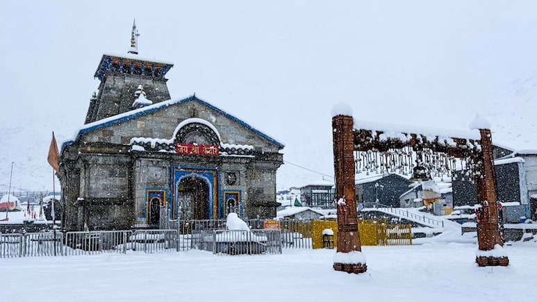 बर्फ की सफेद चादर में लिपटे चार धाम, मौसम के यू-टर्न से उत्तराखंड में फिर से निकले स्वेटर