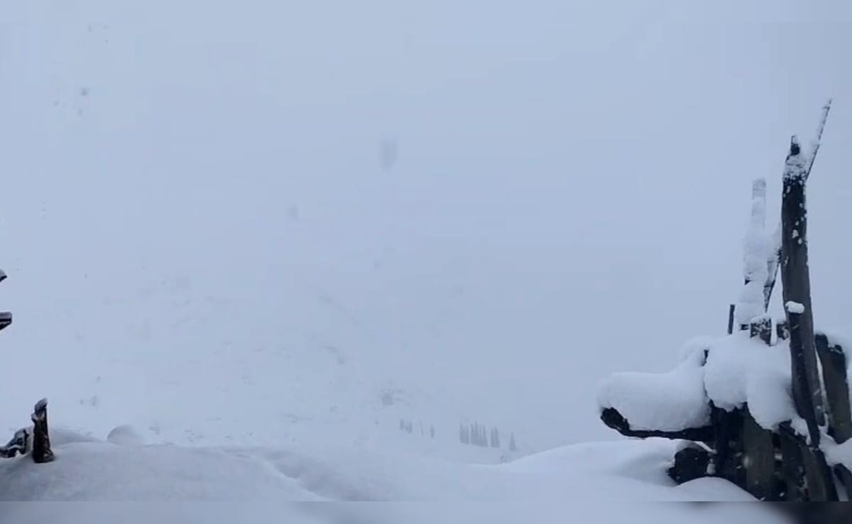 बर्फ के कारण सड़क अत्यधिक फिसलन भरी हो गई है बर्फ के कारण सड़क अत्यधिक फिसलन भरी हो गई है