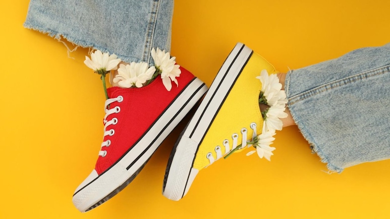 पुराने Sneakers, Flip Flops को करें घर से बाहर, आ गए हैं मिनिमम 60% ऑफ पर ये स्&zwj;टाइलिश फुटवियर