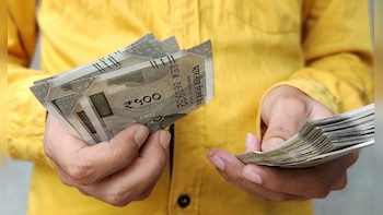 Blue-Collar Salaries Rising Faster Than Entry-Level White-Collar Jobs; Gender Pay Gap Persists: Report