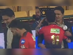 मनमुटाव के करीब 10 साल बाद, कोहली ने कुंबले को लगाया गले से, देखें Video