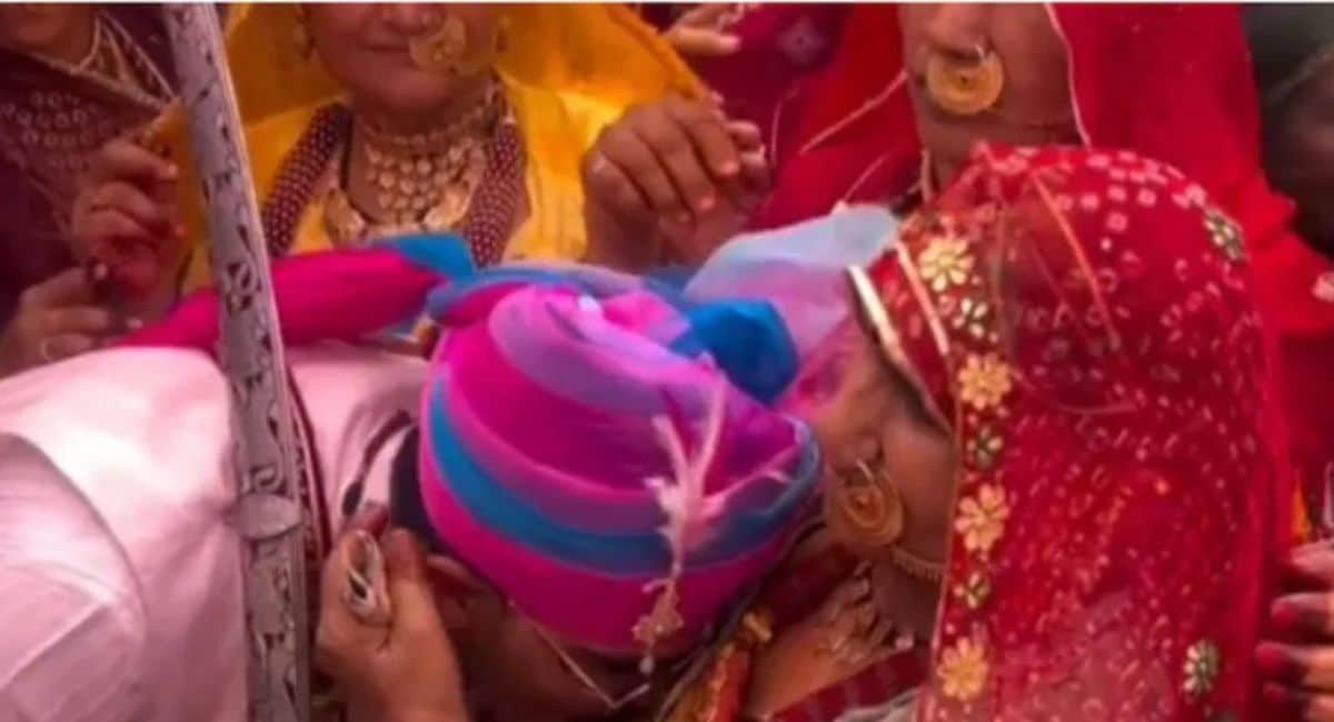 आईपीएस केके बिश्नाेई की मां ने स्तनपान कराकर बारात रवाना किया. 