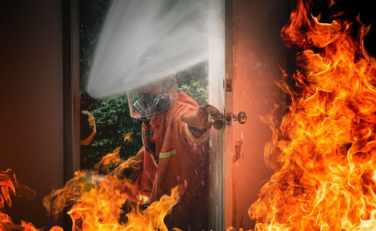 Surat Fire: सूरत में साड़ी गोदाम में लगी भीषण आग, एक बच्चे और चार महिलाओं की दर्दनाक मौत 