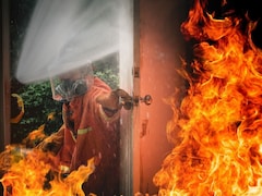 सूरत में साड़ी गोदाम में लगी भीषण आग, एक बच्चे और चार महिलाओं की दर्दनाक मौत 