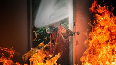 Surat Fire: सूरत में साड़ी गोदाम में लगी भीषण आग, एक बच्चे और चार महिलाओं की दर्दनाक मौत&nbsp;