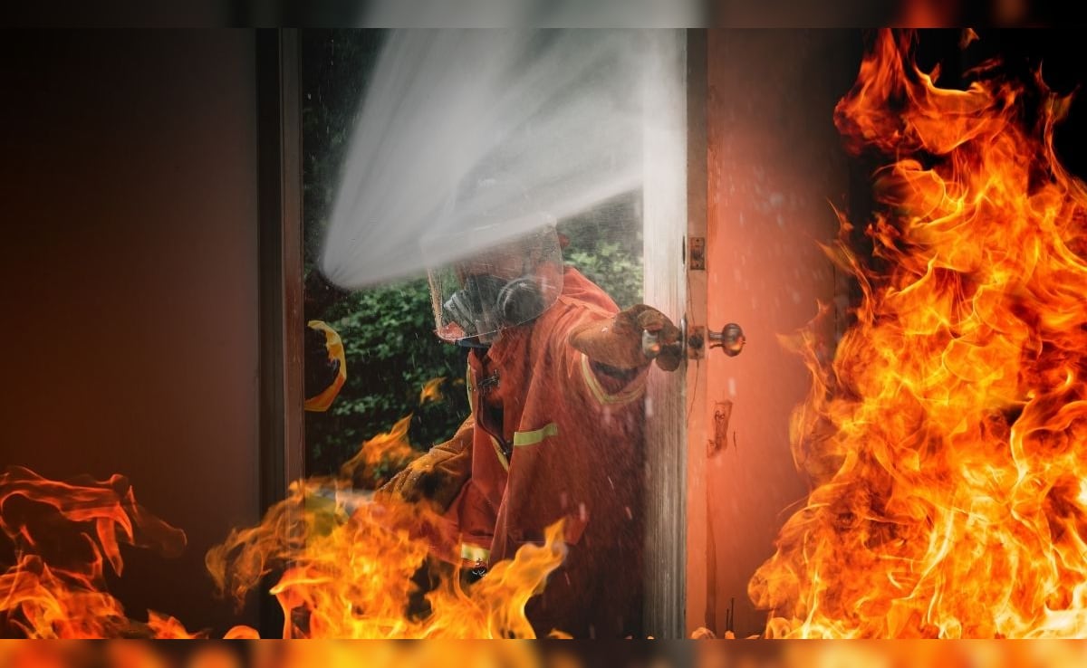 Home Fire Safety Tips: अपने घर को आग से कैसे सेफ बनाएं, इन 5 चीजों का रखा ध्यान तो कभी नहीं होगा कोई खतरा