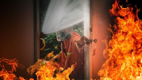 Home Fire Safety Tips: अपने घर को आग से कैसे सेफ बनाएं, इन 5 चीजों का रखा ध्यान तो कभी नहीं होगा कोई खतरा