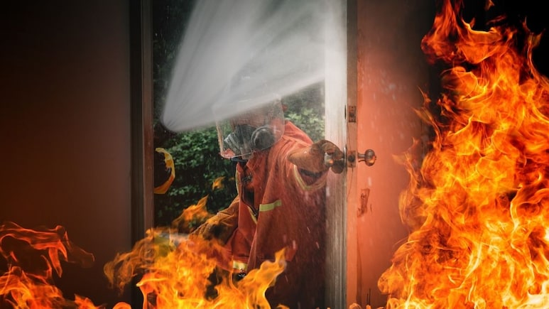 Home Fire Safety Tips: अपने घर को आग से कैसे सेफ बनाएं, इन 5 चीजों का रखा ध्यान तो कभी नहीं होगा कोई खतरा