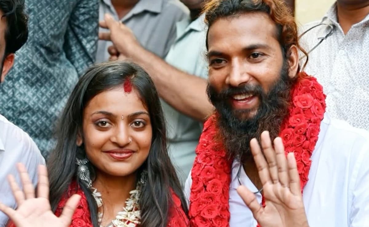 मोनालिसा ने पिता को कहा अय्याश, बताया-डायरेक्टर सनोज मिश्रा के बैड टच का जिक्र किया तो मां-बाप ने क्या कहा था